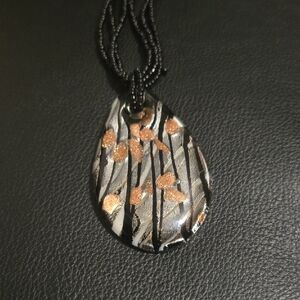 Muroe Elegant Black and Gold Pendant Necklace